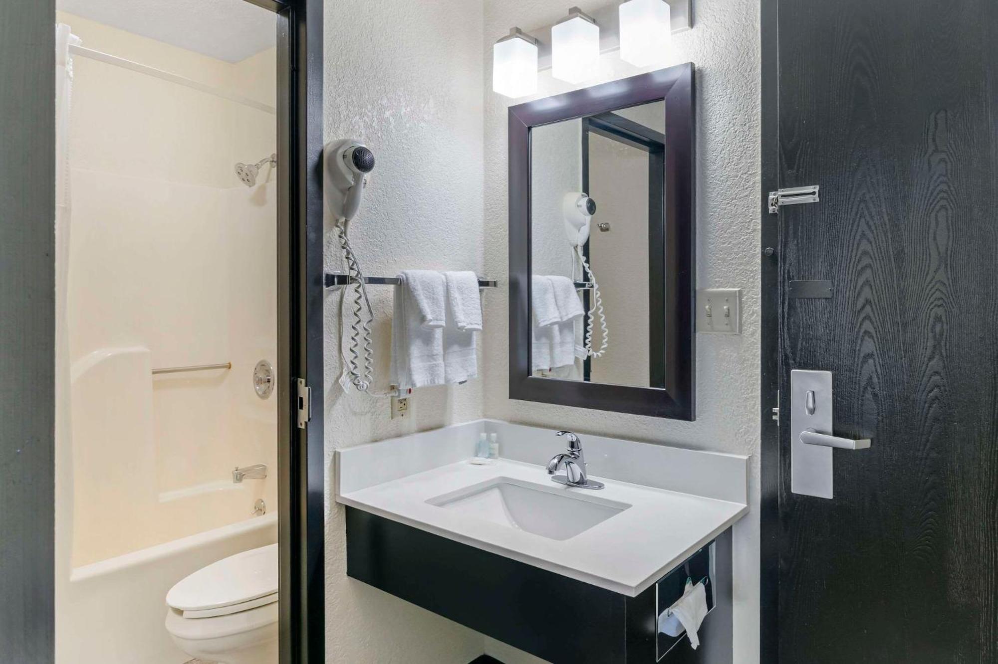 Hotel Clarion Pointe Jasper Exterior foto