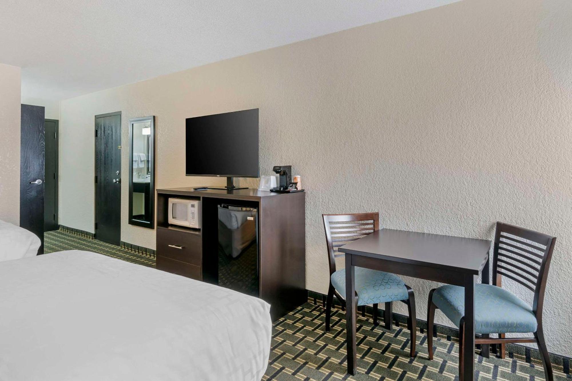 Hotel Clarion Pointe Jasper Exterior foto